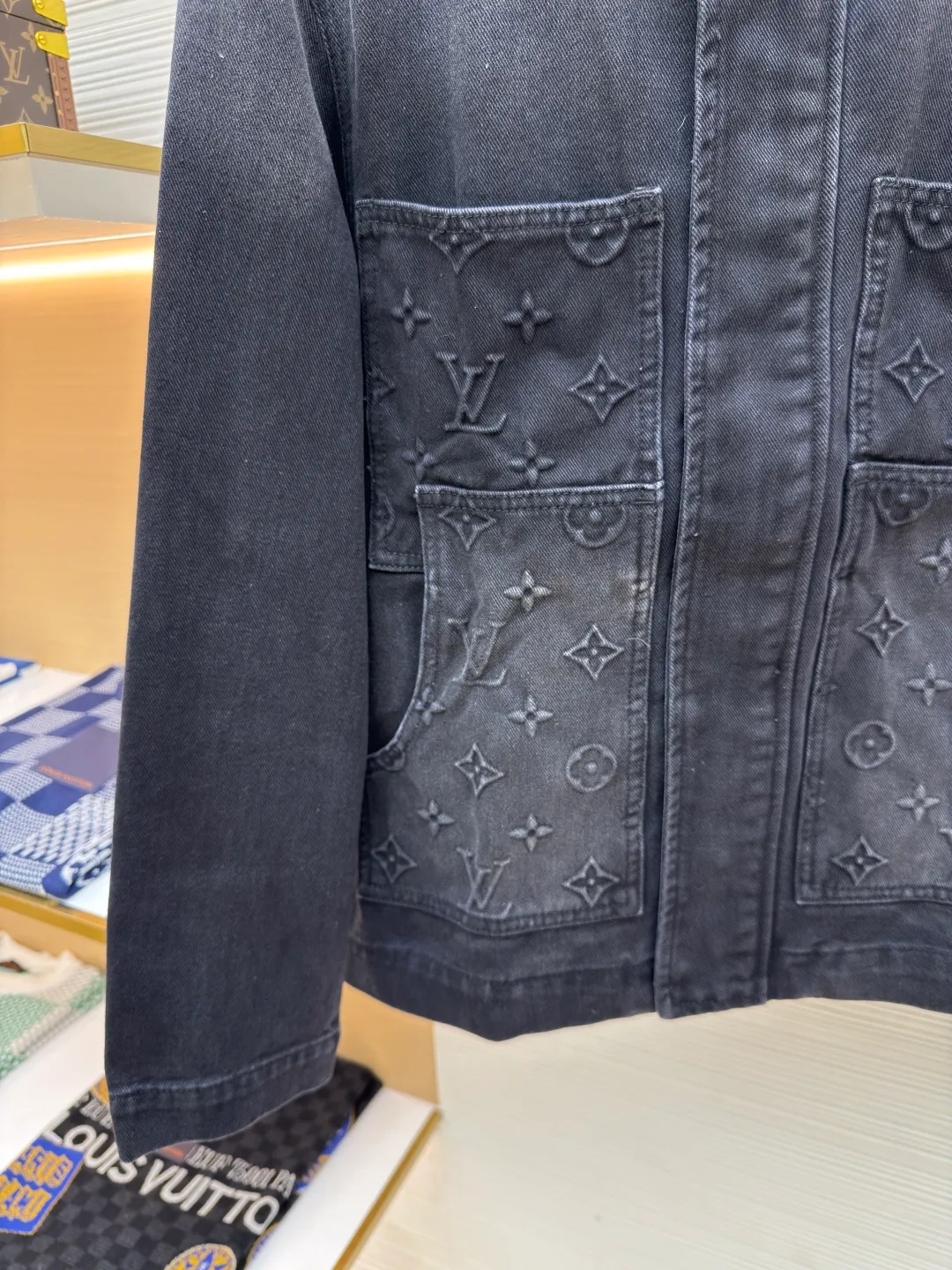 LOUIS VUITTON embossed pocket denim jacket ●Authentic product: Purchased and developed by 14219 ●Item number: 1680246-B95 ●Fabric: Denim denim fabric ●Technology: Heavy industrial washing ●Version: Fitted version ●Size: 46-48-50-52 ●Weight: about 1035g ●Description: The overall wiring is straight and delicate, the fabric is comfortable and soft, the color is consistent and there is no color difference